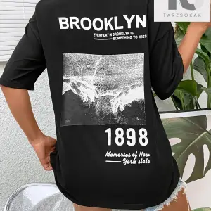 Şekil ve Slogan Grafikli Düşük Omuzlu Tişört