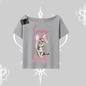 Serene Beauty Kedi Baskılı  Kayık Yaka Tshirt