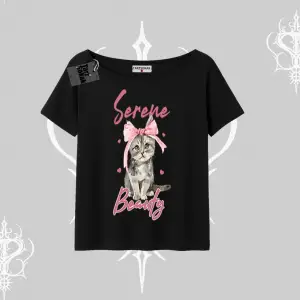 Serene Beauty Kedi Baskılı  Kayık Yaka Tshirt