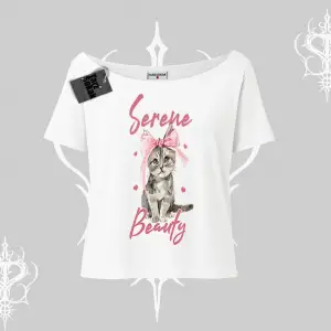 Serene Beauty Kedi Baskılı  Kayık Yaka Tshirt