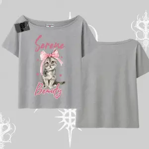 Serene Beauty Kedi Baskılı  Kayık Yaka Tshirt