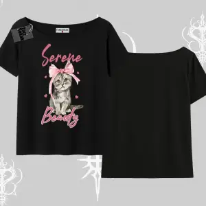 Serene Beauty Kedi Baskılı  Kayık Yaka Tshirt