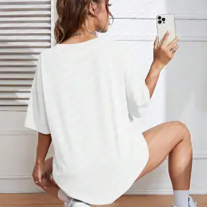 Sığır ve Slogan Grafikli Düşük Omuzlu Tişört