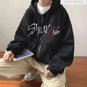 Siyah Baskılı Kışlık Oversize Kapüşonlu Fermuarlı Cep Detaylı