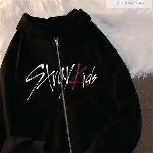 Siyah Baskılı Kışlık Oversize Kapüşonlu Fermuarlı Cep Detaylı