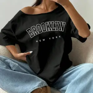 Siyah Kadın Düşük Omuz Kayık Yaka Baskılı