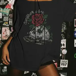 Siyah Kadın Düşük Omuz Kayık Yaka Gül Baskılı