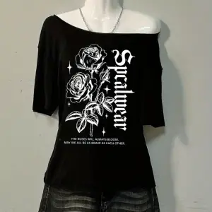 Siyah Kadın Düşük Omuz Kayık Yaka Gül Simgesi Baskılı