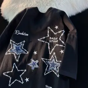 SİYAH T SHIRT YILDIZ DESENLİ