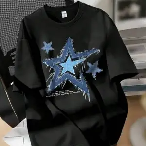 SİYAH T SHIRT YILDIZ DESENLİ