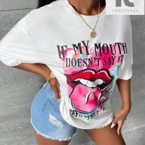 Slayr Dudak ve Slogan Grafikli Düşük Omuz Tişörtü