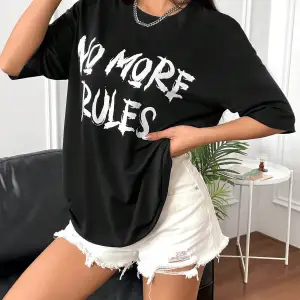 Slogan Grafikli Düşük Omuzlu Tişört