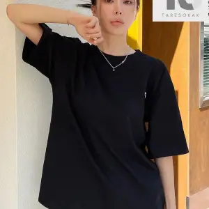 Sloganlı Grafik Yama Detaylı Düşük Omuz Tişört