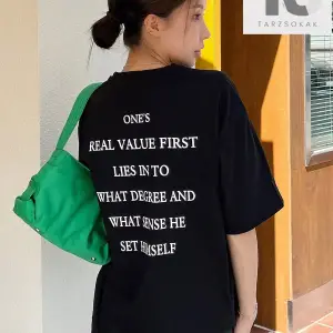 Sloganlı Grafik Yama Detaylı Düşük Omuz Tişört