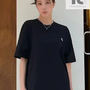 Sloganlı Grafik Yama Detaylı Düşük Omuz Tişört