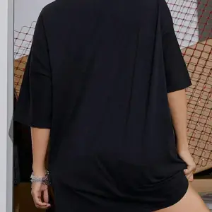 Sloganlı ve Kalp Desenli Düşük Omuzlu Tişört