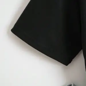 Sloganlı ve Kalp Desenli Düşük Omuzlu Tişört