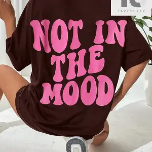 Sloganlı ve Kalp Desenli Düşük Omuzlu Tişört