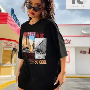 Sokak Görünümü ve Slogan Grafikli Düşük Omuzlu Oversize Tişört