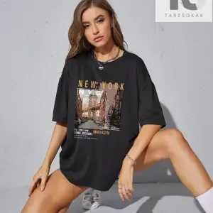 Sokak Görünümü ve Slogan Grafikli Düşük Omuzlu Oversize Tişört