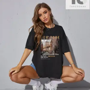 Sokak Görünümü ve Slogan Grafikli Düşük Omuzlu Oversize Tişört