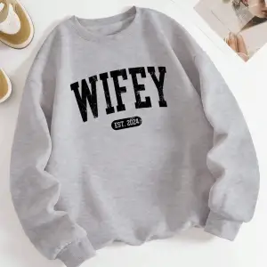 Sokak Rahat Kadın Kazak Wifey EST.2024 Mektup Baskı Kazak Sıcak Yumuşak Hoodies Gevşek Crewne