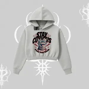 Stay Curious Kedi Baskılı Kapşonlu Crop Sweatshirt