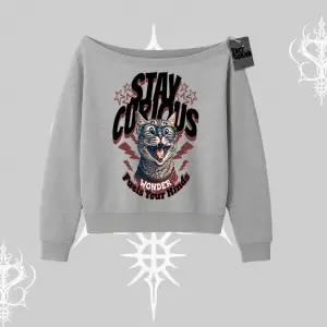 Stay Curious Kedi Baskılı Kayık Yaka Sweatshirt