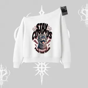 Stay Curious Kedi Baskılı Kayık Yaka Sweatshirt