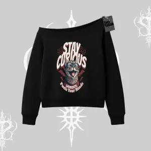 Stay Curious Kedi Baskılı Kayık Yaka Sweatshirt