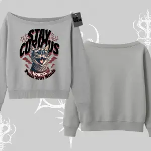Stay Curious Kedi Baskılı Kayık Yaka Sweatshirt