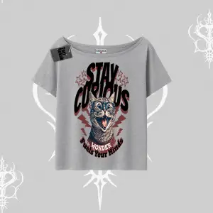 Stay Curious Kedi Baskılı Kayık Yaka Tshirt