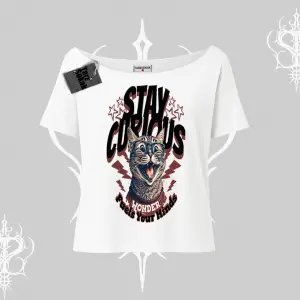 Stay Curious Kedi Baskılı Kayık Yaka Tshirt