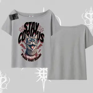 Stay Curious Kedi Baskılı Kayık Yaka Tshirt