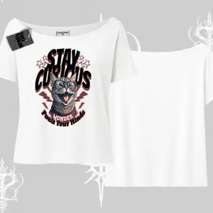 Stay Curious Kedi Baskılı Kayık Yaka Tshirt