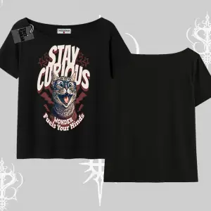 Stay Curious Kedi Baskılı Kayık Yaka Tshirt