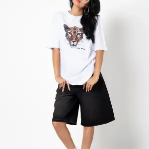 Stay Wild Leopar Siluet Baskılı Oversize Unisex Beyaz