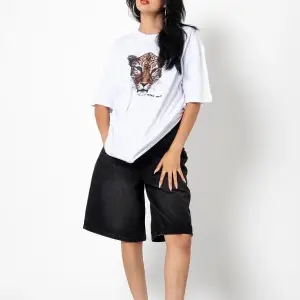 Stay Wild Leopar Siluet Baskılı Oversize Unisex Beyaz