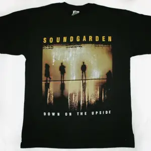 U.D.O. HOLY NEW BLACK T-SHIRT ÖN VE ARAKA BASKILI