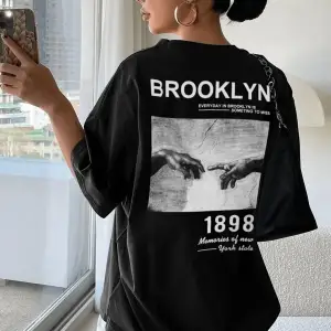 Unisex 1898 Brooklyn Baskılı T-shirt