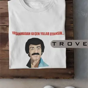 Unısex Kadın Erkek Müslüm Gürses Yıllar Utansın %100 Pamuk Baskılı Siyah Beyaz T-shirt