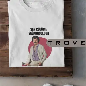 Unısex Kadın Erkek Sen Çölüme Yağmur Oldun Müslüm %100 Pamuk Baskılı Siyah Beyaz T-shirt
