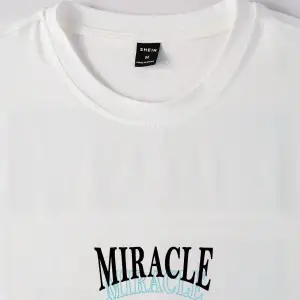 Unisex Oversize Kalıp Kelebek & Harf Grafik Damla Omuz Harajuku Style