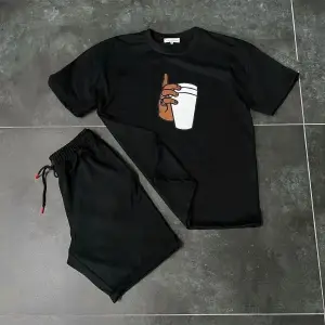 Unisex Paper Cup Baskılı Siyah T-shirt ve Siyah Şort Sporcu Kombin