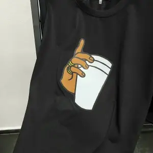 Unisex Paper Cup Baskılı Siyah T-shirt ve Siyah Şort Sporcu Kombin