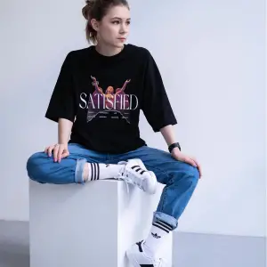 Unisex Satisfied Siyah Tshirt