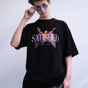 Unisex Satisfied Siyah Tshirt