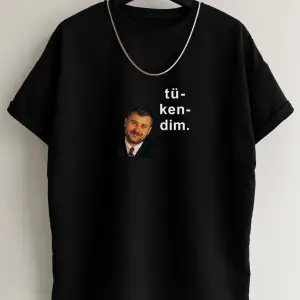 Unisex Siyah Tükendim Baskılı Bisiklet Yaka Tshirt