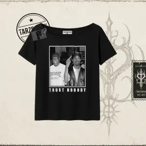 Unisex Trust Nobody Kadın Kayık Yaka Tişört Beyaz
