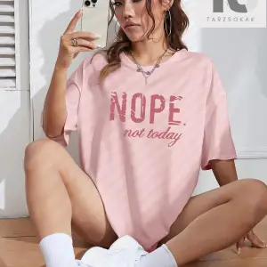 Wings & Letter Grafikli Düşük Omuzlu Tişört